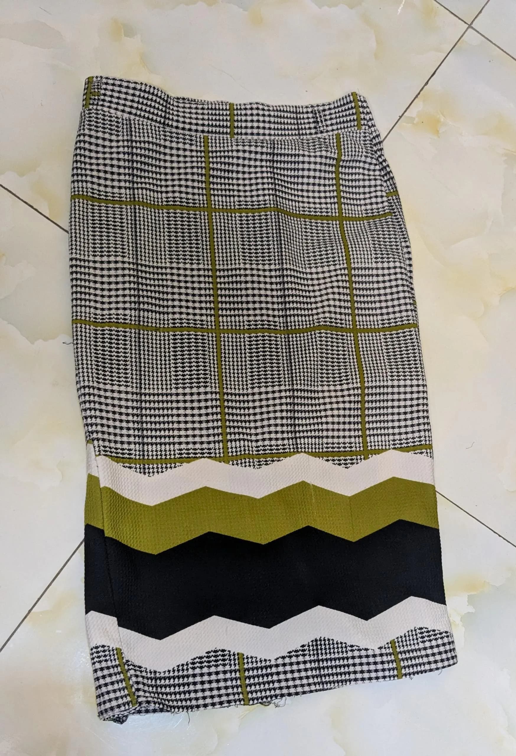 Green and white patterned skirt 