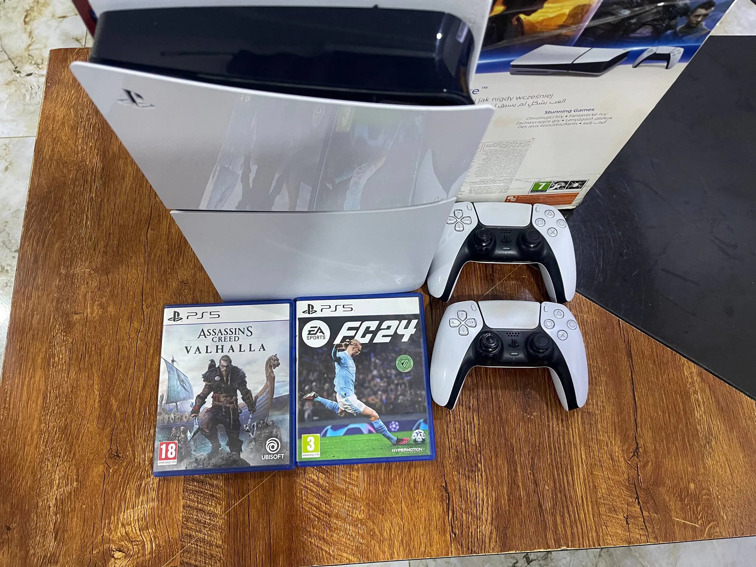 PlayStation 5 Slim (2 game pads + 9 games)