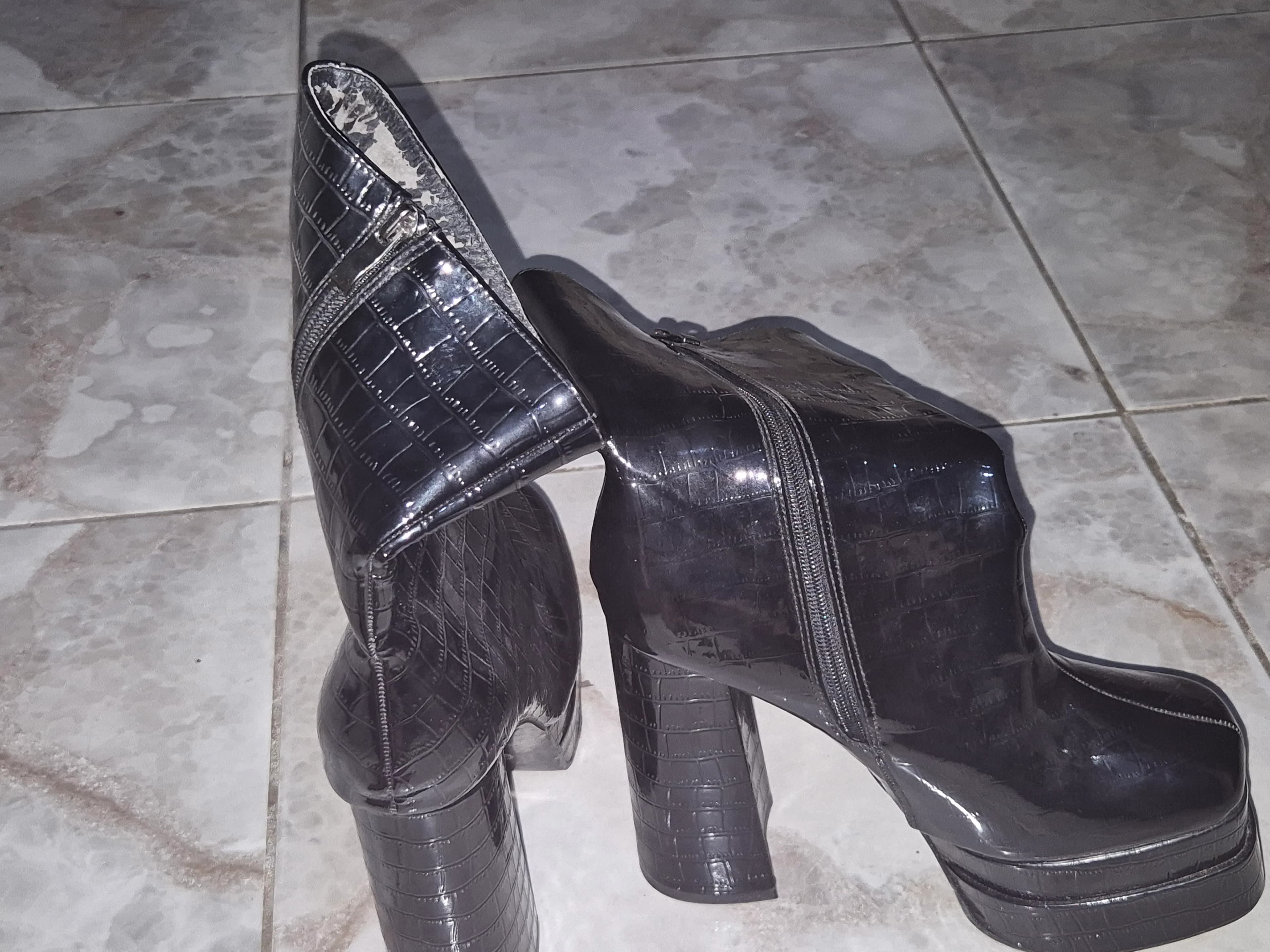 Heel boot