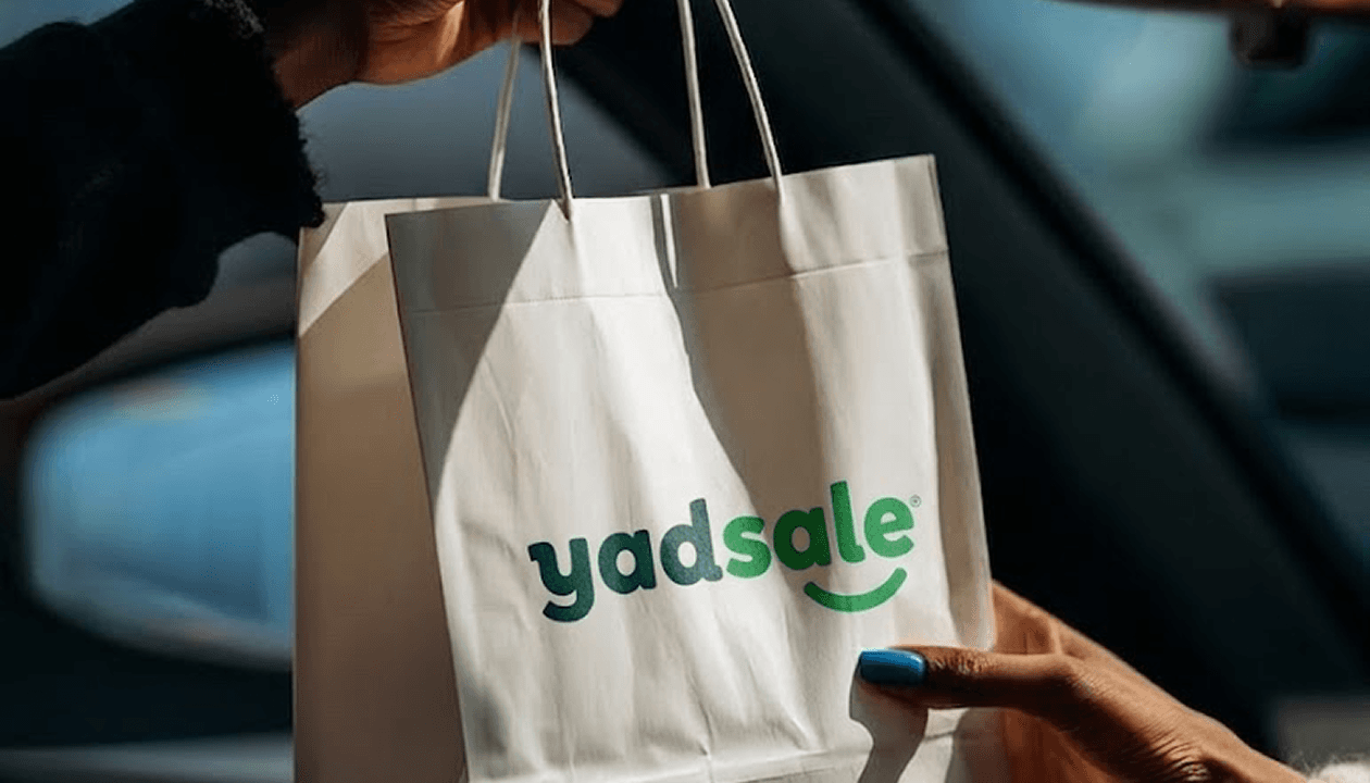 A buyer receiving a Yadsale tote bag